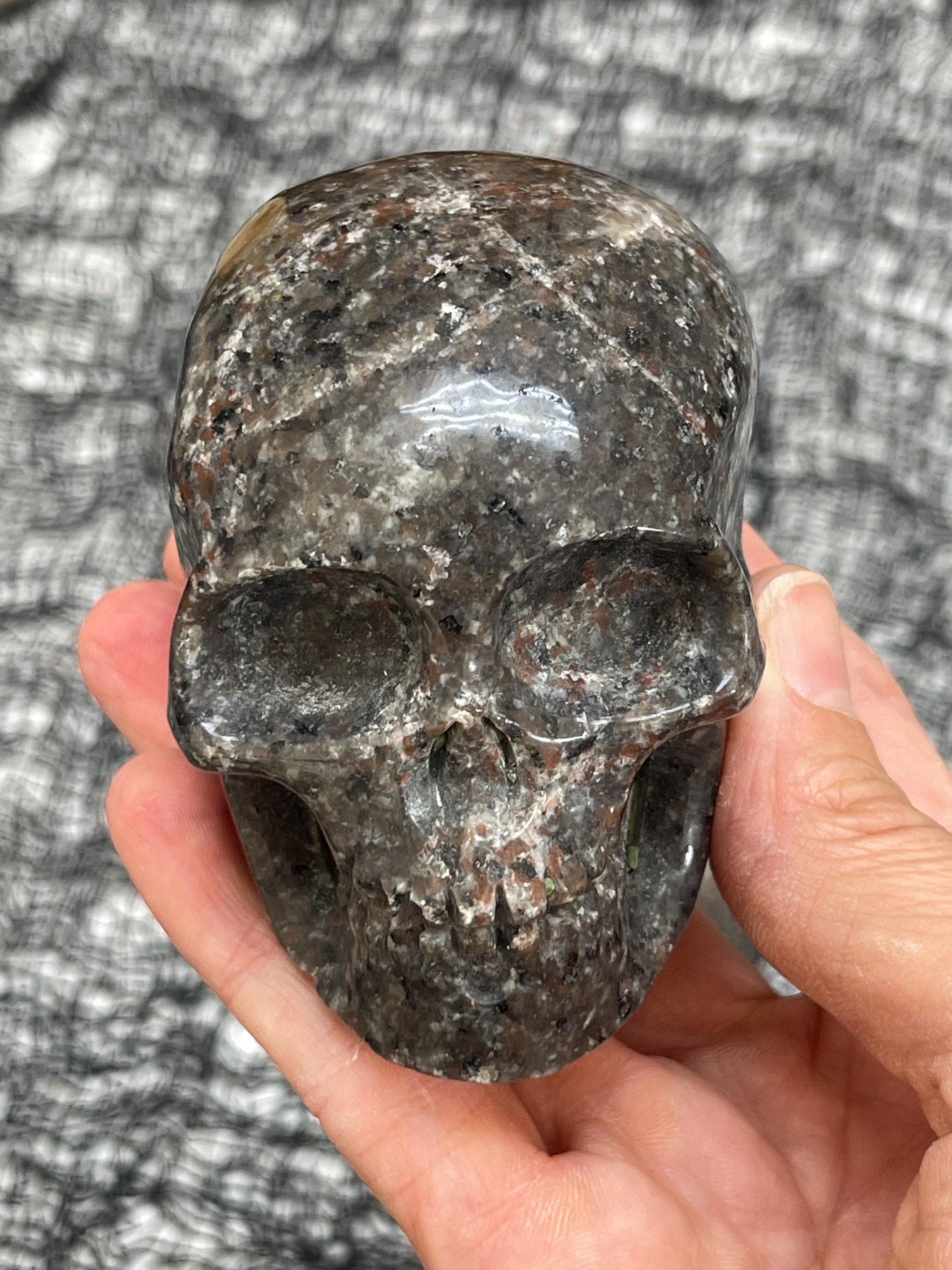 3" Yooperlite Skull: UV Reactive Skull, Glowing Crystal Decor, Halloween Crystals