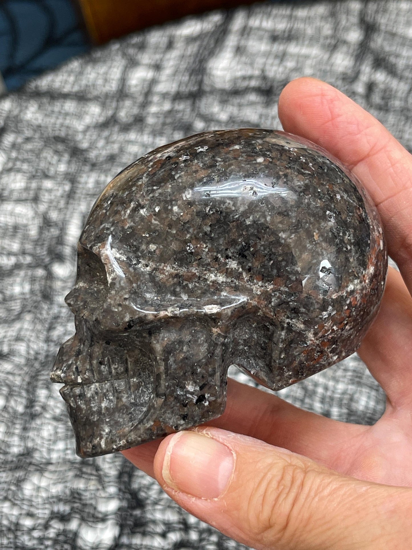 3" Yooperlite Skull: UV Reactive Skull, Glowing Crystal Decor, Halloween Crystals