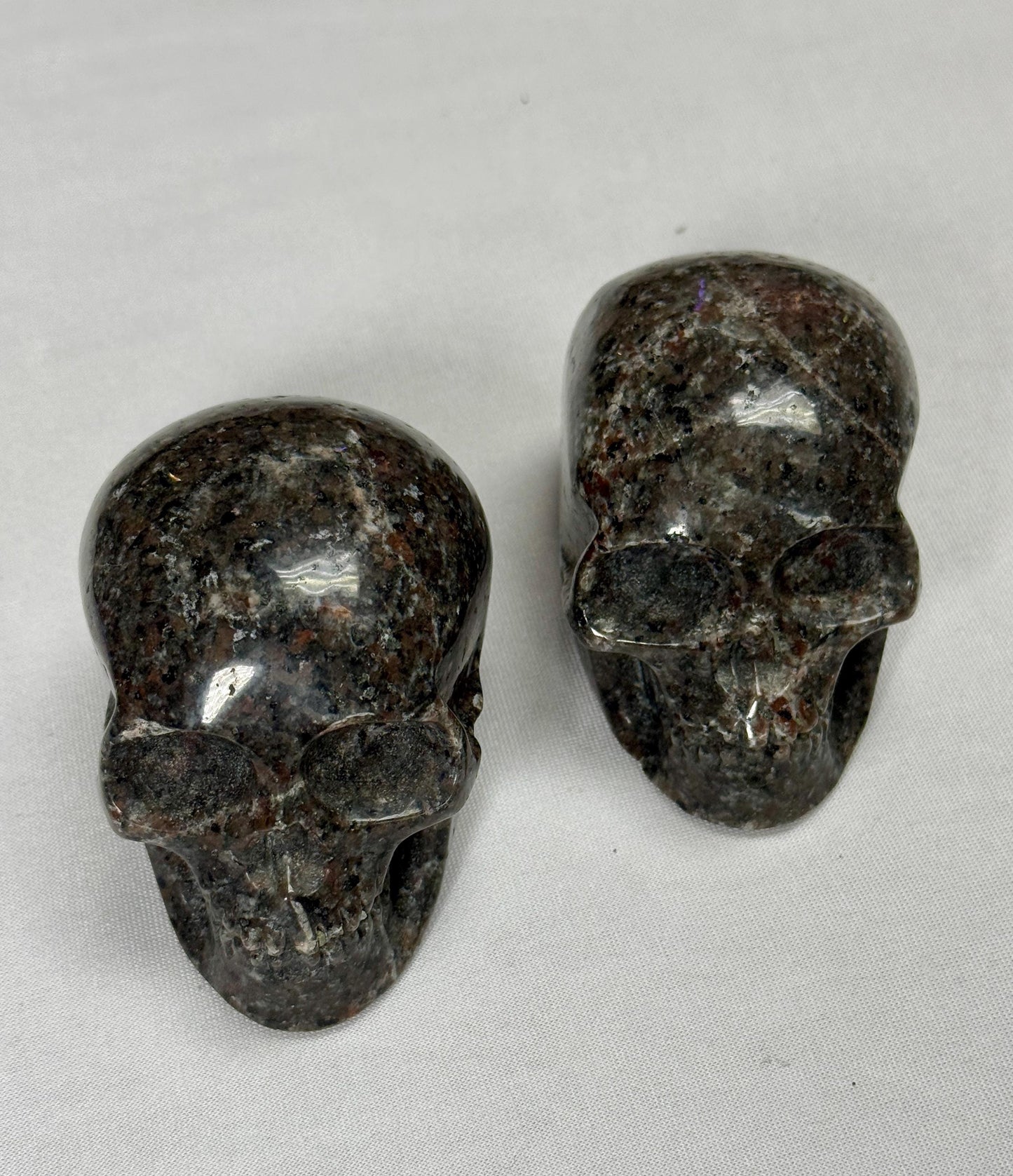 3" Yooperlite Skull: UV Reactive Skull, Glowing Crystal Decor, Halloween Crystals
